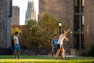 Students playing spike ball in Ezra Stiles College courtyard